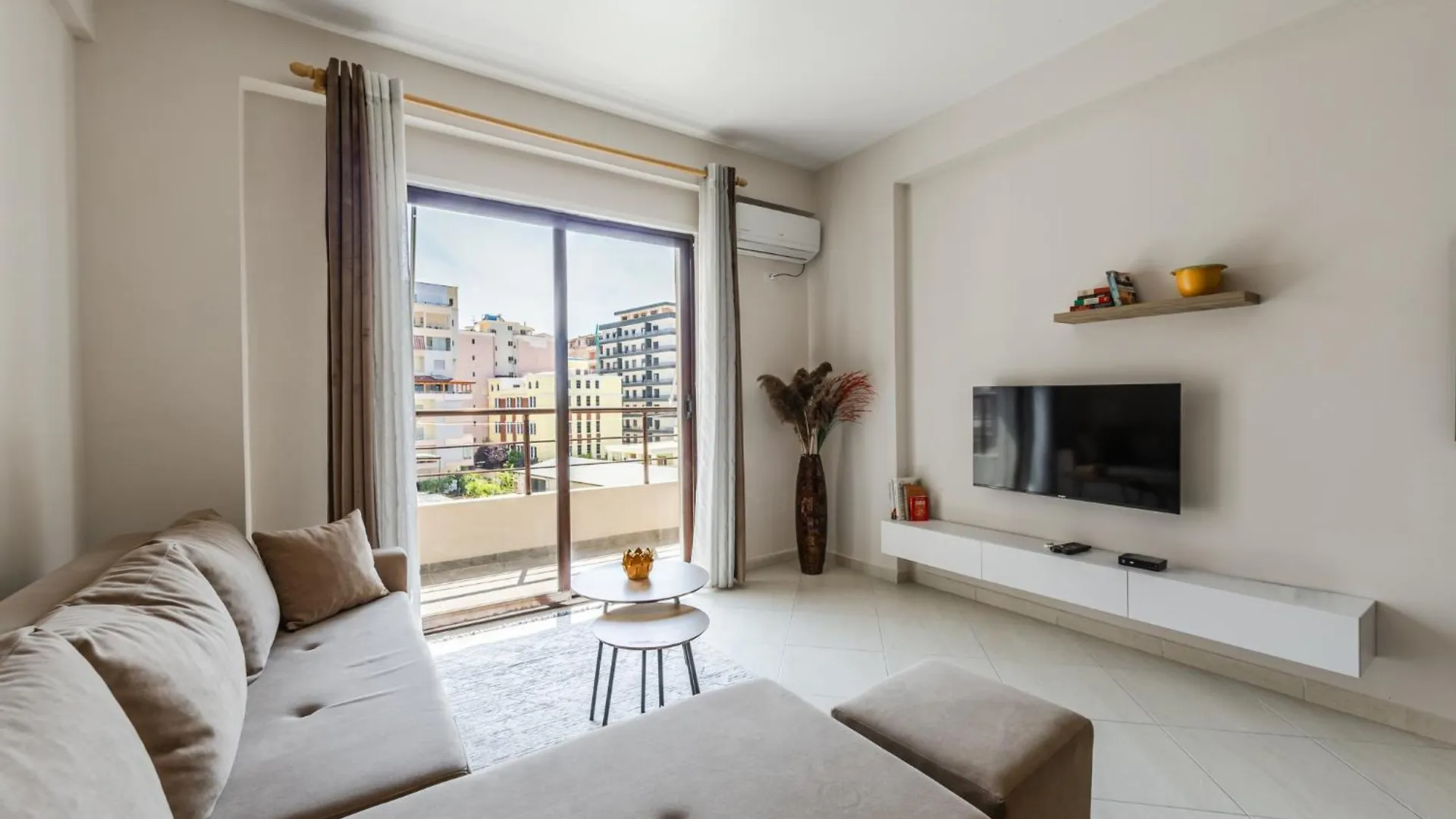 Milk & Coffee Apartment Avlonya